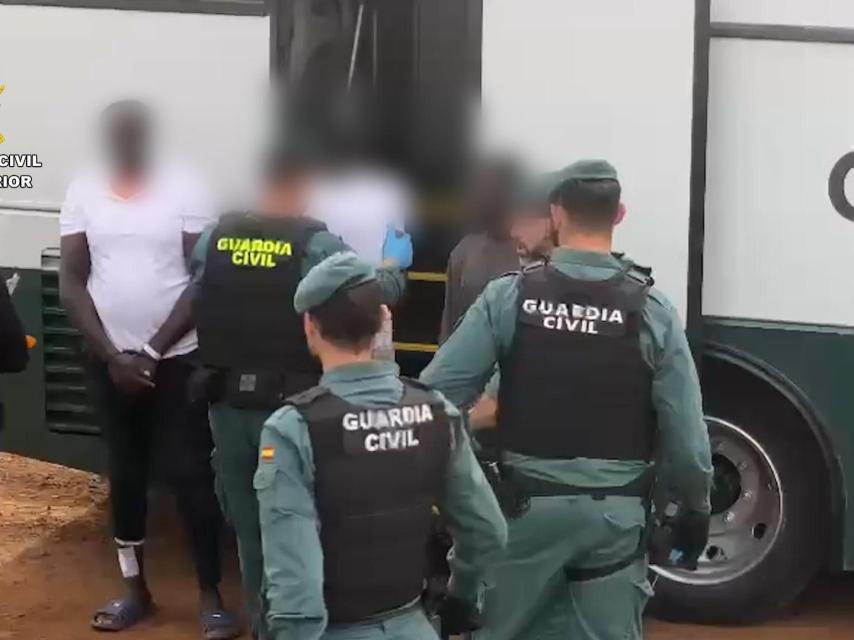 Momento de la detención de los siete patrones de la embarcación, en Las Raíces, Tenerife.