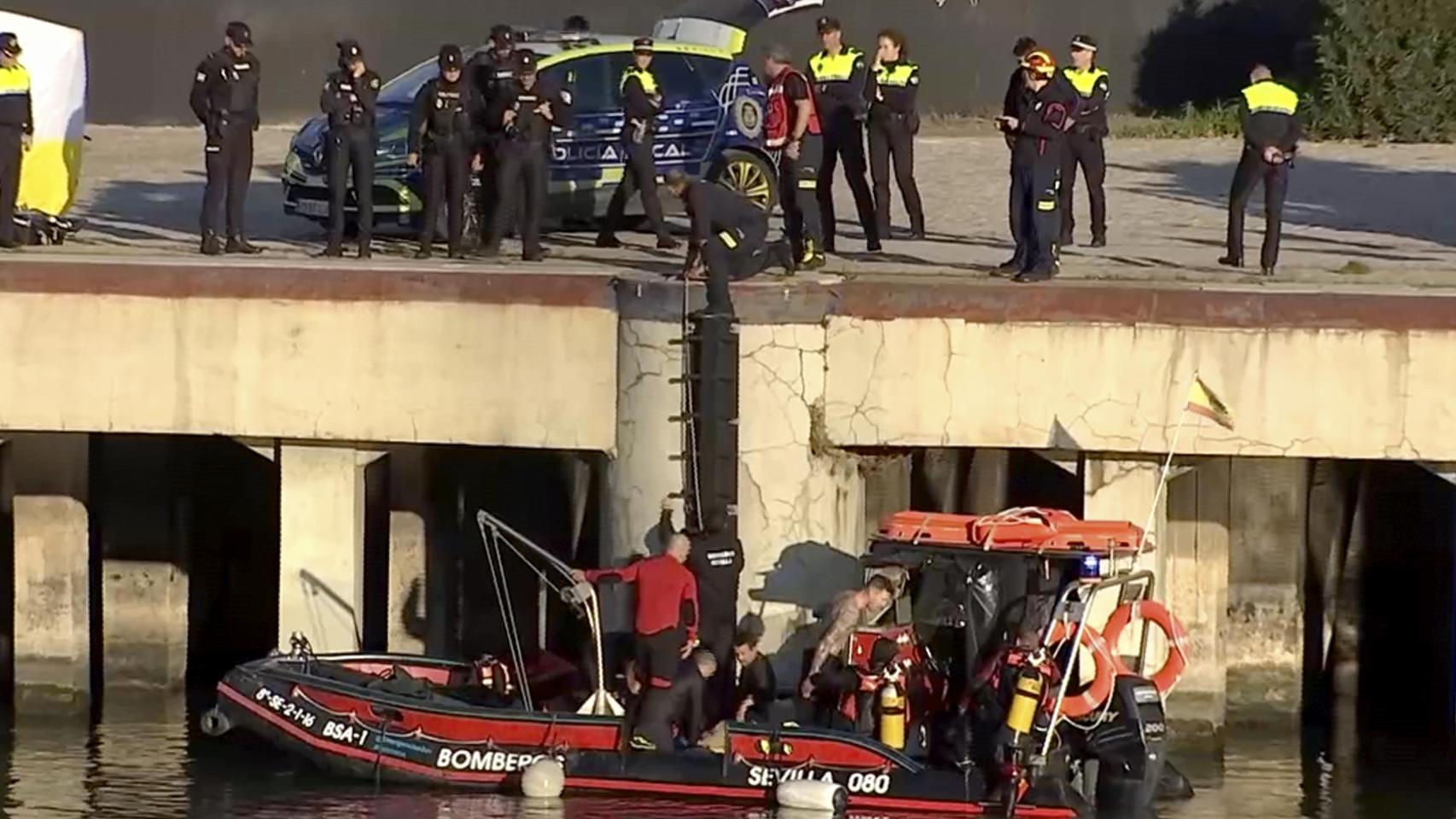 Imagen del rescate del mantero fallecido este domingo en el Guadalquivir.