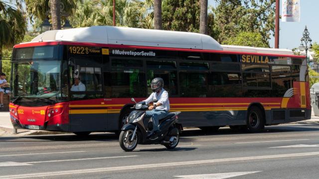 Un autobús de Tussam recorre Sevilla.