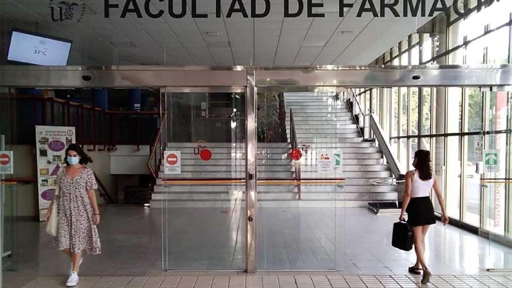 Entrada a la Facultad de Farmacia