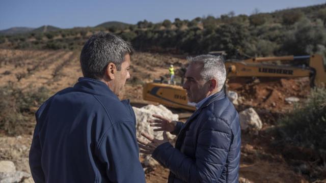 Miguel Barrachina y Carlos Mazón durante su visita a los campos agrícolas de Utiel. Jorge Gil / Europa Press