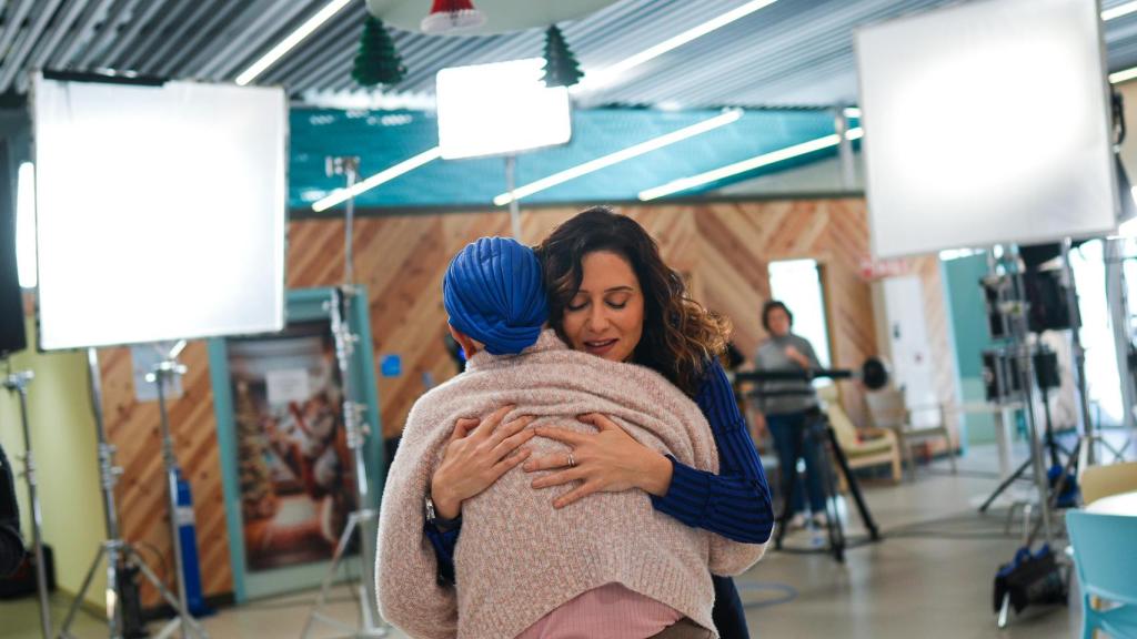 La presidenta regional ha grabado su tradicional discurso en la unidad dedicada a la rehabilitación y a la atención personalizada de enfermos de ELA.