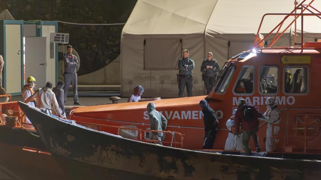 La Salvamar Acrux, durante el traslado de 44 personas que viajaban en una embarcación desde de Mauritania hasta el puerto de La Restinga, en El Hierro.