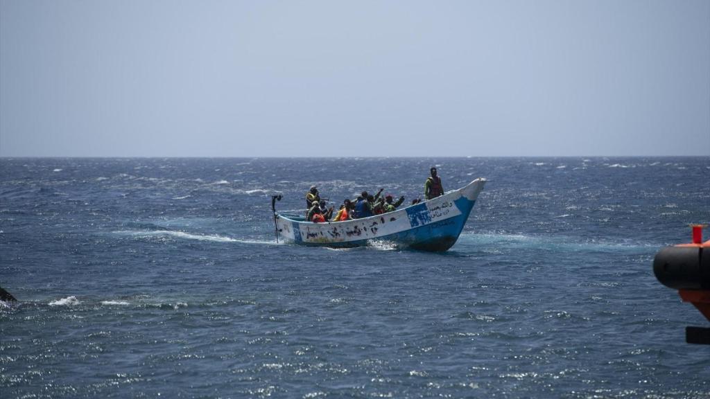 Un cayuco a su llegada al puerto de La Restinga, en El Hierro.