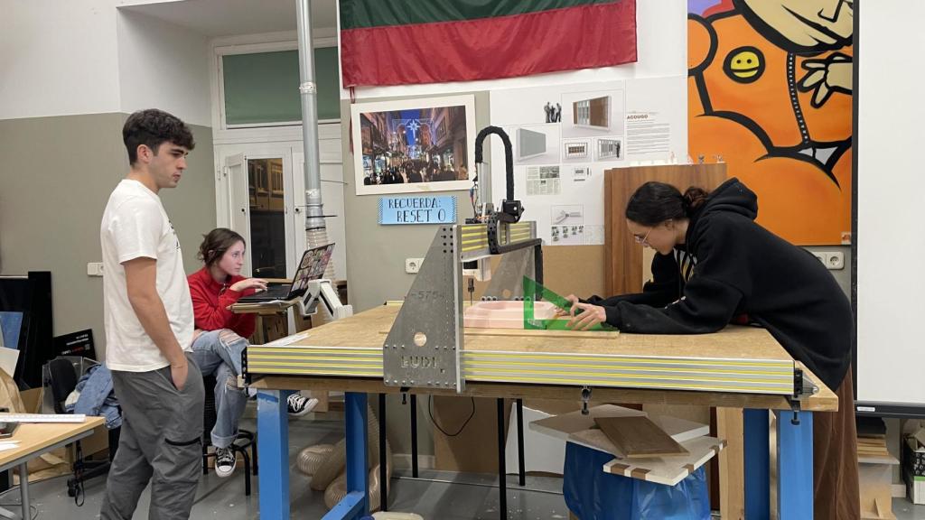 Marcos, Emma y Carolina trabajando en proyectos desde el campus.