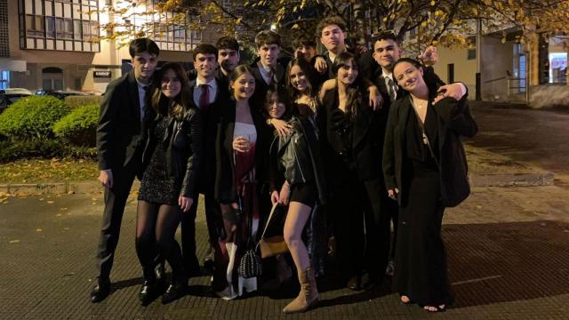 Estudiantes de EUDI en su cena de 'Pre-Fin de Año'.