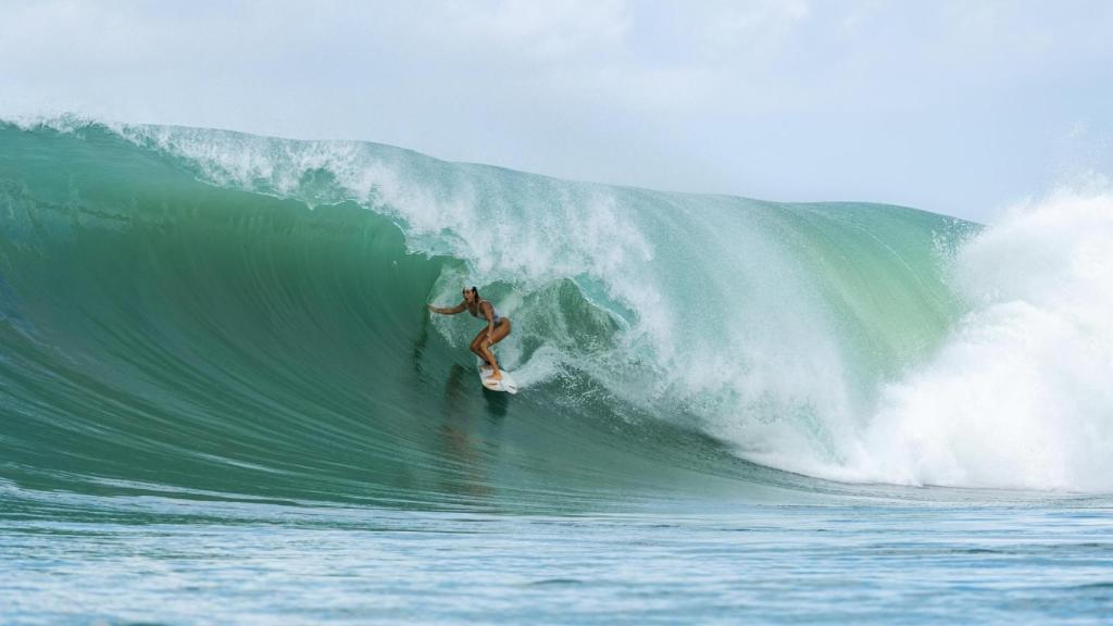 Laura Coviella en una campeonato de olas grandes.