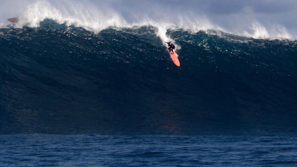 La tinerfeña surfeando una ola grande.