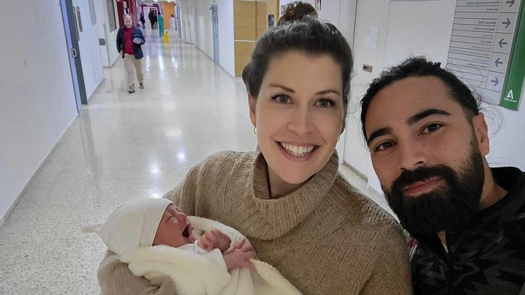 Charo, su marido Javi y su hijo recién nacido en los pasillos del Hospital Puerta del Mar.