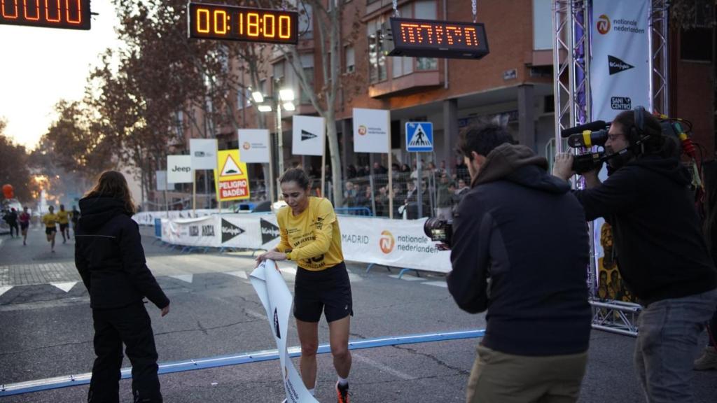 Esther Ramos tras cruzar la línea de meta en la San Silvestre Vallecana.