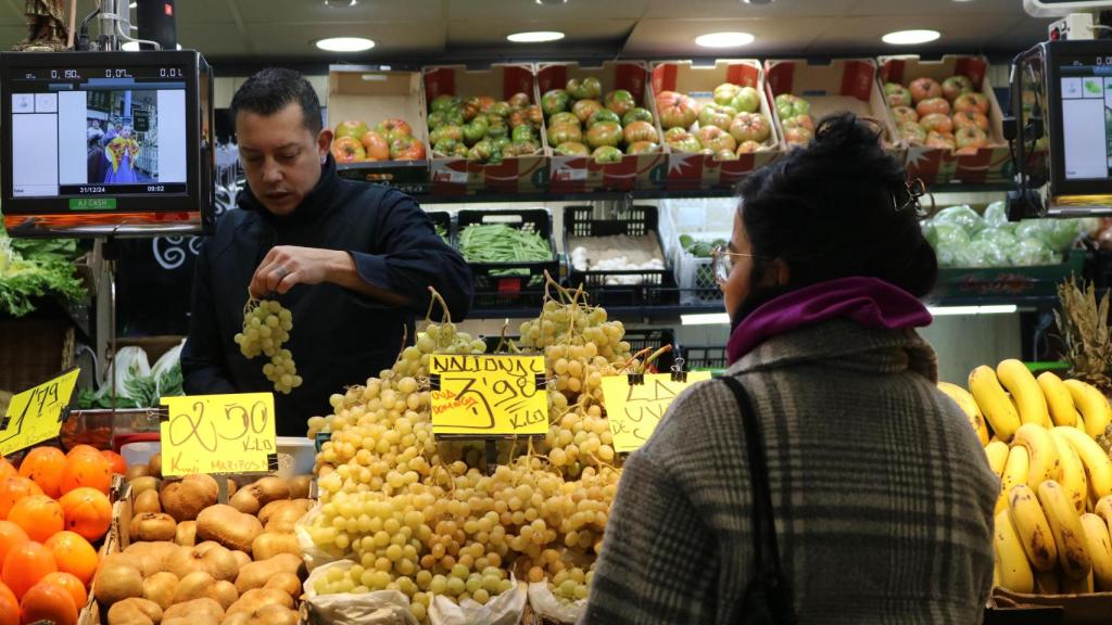 La uva se encontraba en varios puestos por alrededor de cuatro euros/kilo