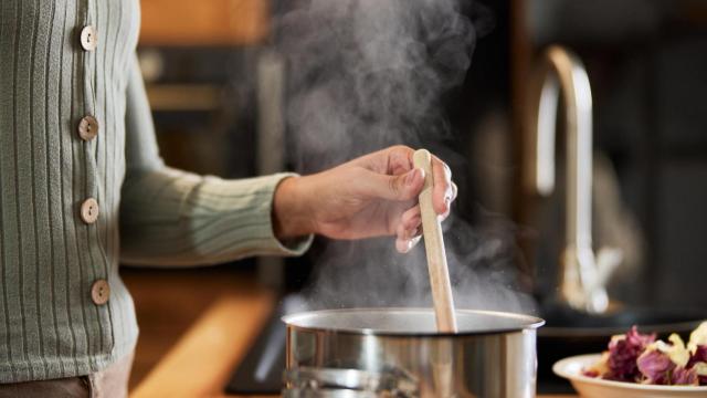 Una persona cocinando