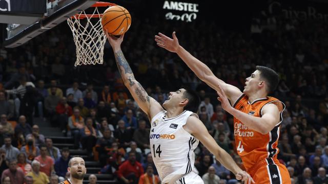 Gabriel Deck entra a canasta ante la presión de Jaime Pradilla en el partido ante Valencia Basket.