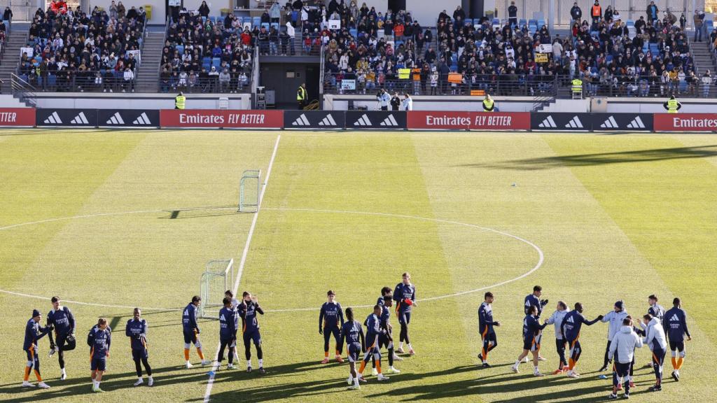 Los jugadores del Real Madrid entrenan en el Alfredo Di Stéfano ante su afición.