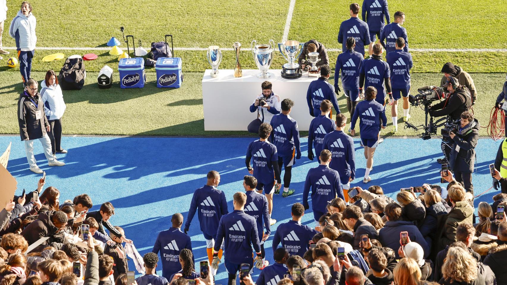 Los jugadores del Real Madrid saltan al terreno de juego del Alfredo Di Stéfano.