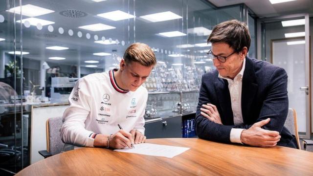 Toto Wolff, junto a Mick Schumacher firmando el contrato con Mercedes