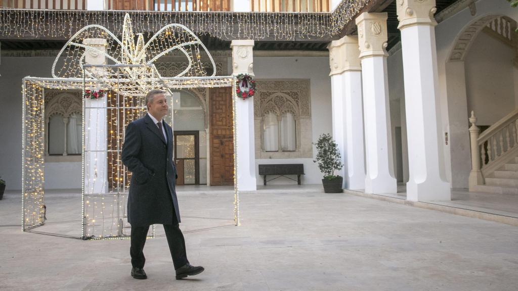 Emiliano García-Page en el patio del Palacio de Fuensalida antes de grabar el discurso de Año Nuevo.