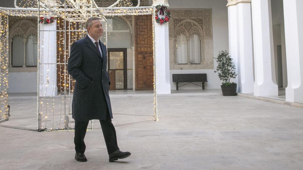 Emiliano García-Page en el patio del Palacio de Fuensalida antes de grabar el discurso de Año Nuevo.