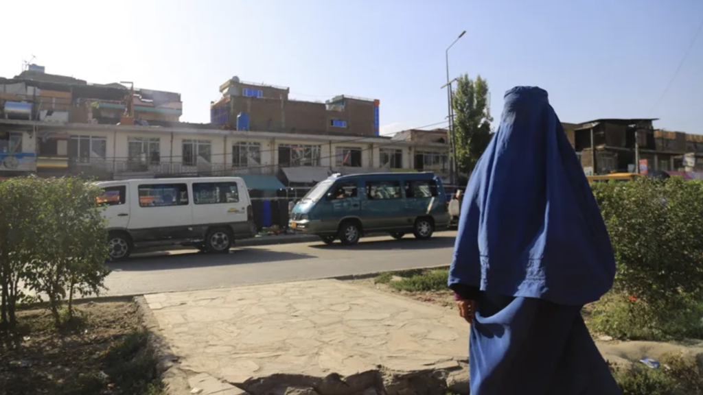 Una mujer camina por una calle de Kabul.