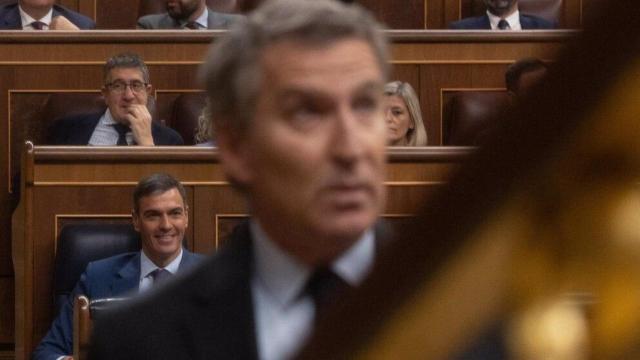 El presidente Pedro Sánchez, en el Congreso de los Diputados, observa a Alberto Núñez Feijóo volver a su escaño.