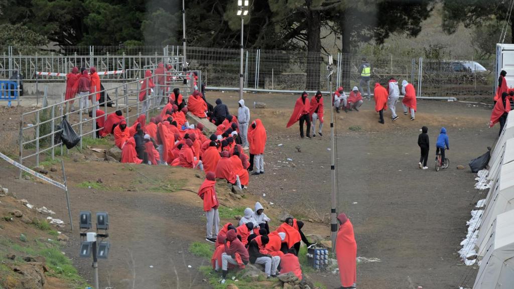 Decenas de migrantes, alojados en las carpas del CATE de San Andrés, en el municipio de Valverde (El Hierro).