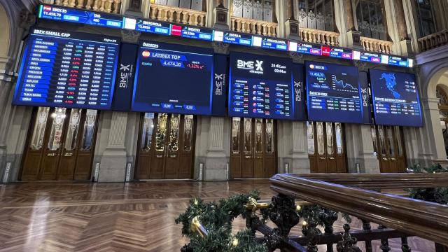 Interior del Palacio de la Bolsa de Madrid en Navidad.