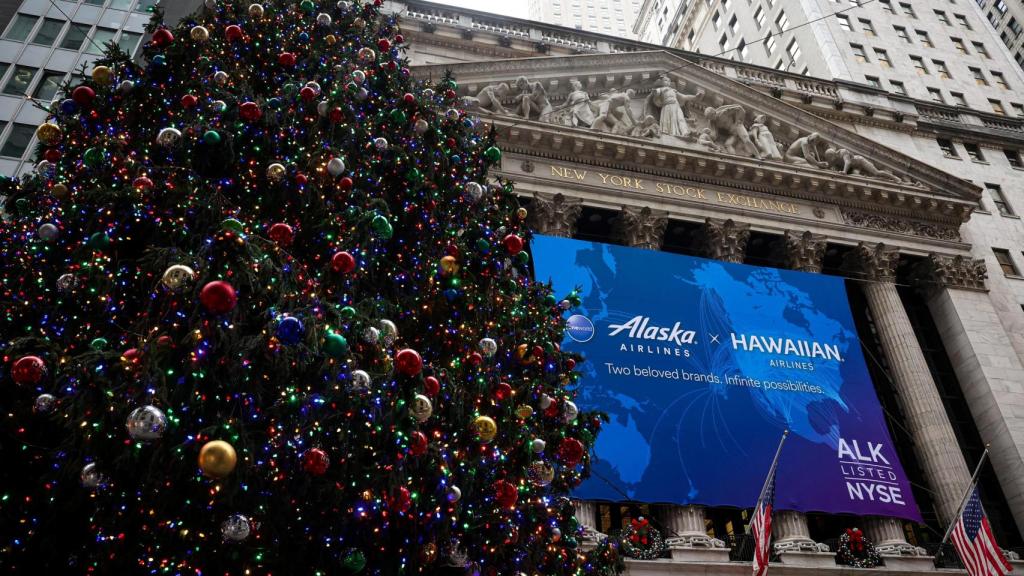 Un árbol de Navidad en la fachada de la Bolsa de Valores de Nueva York ( NYSE ).