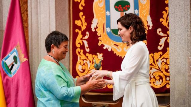 La doctora Carmen Pallás, jefa del Servicio de Neonatología,  recibiendo la Paloma de Bronce en agosto junto a Isabel Díaz Ayuso.