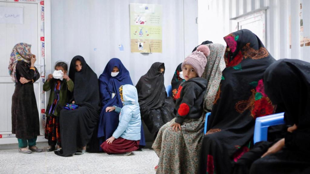 Decenas de mujeres afganas en un centro médico de Yaka Dokan, Herat, Afganistán.