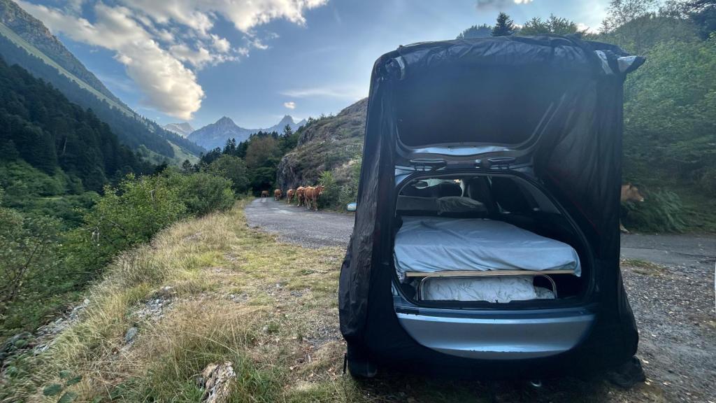 Un coche con la cama Omnity instalada.