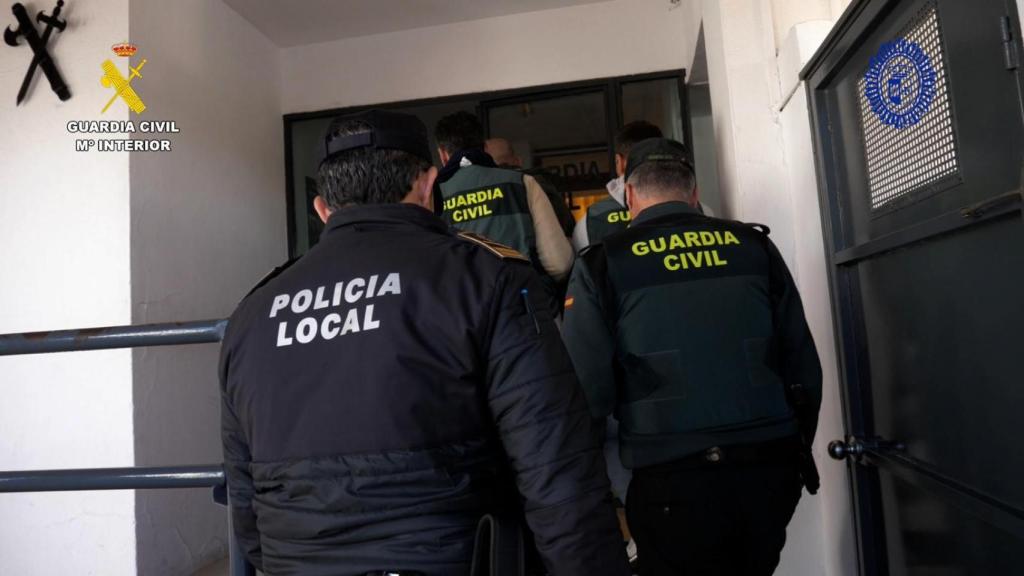 Momento en el que la Guardia Civil detiene al profanador de tumbas de Sevilla.