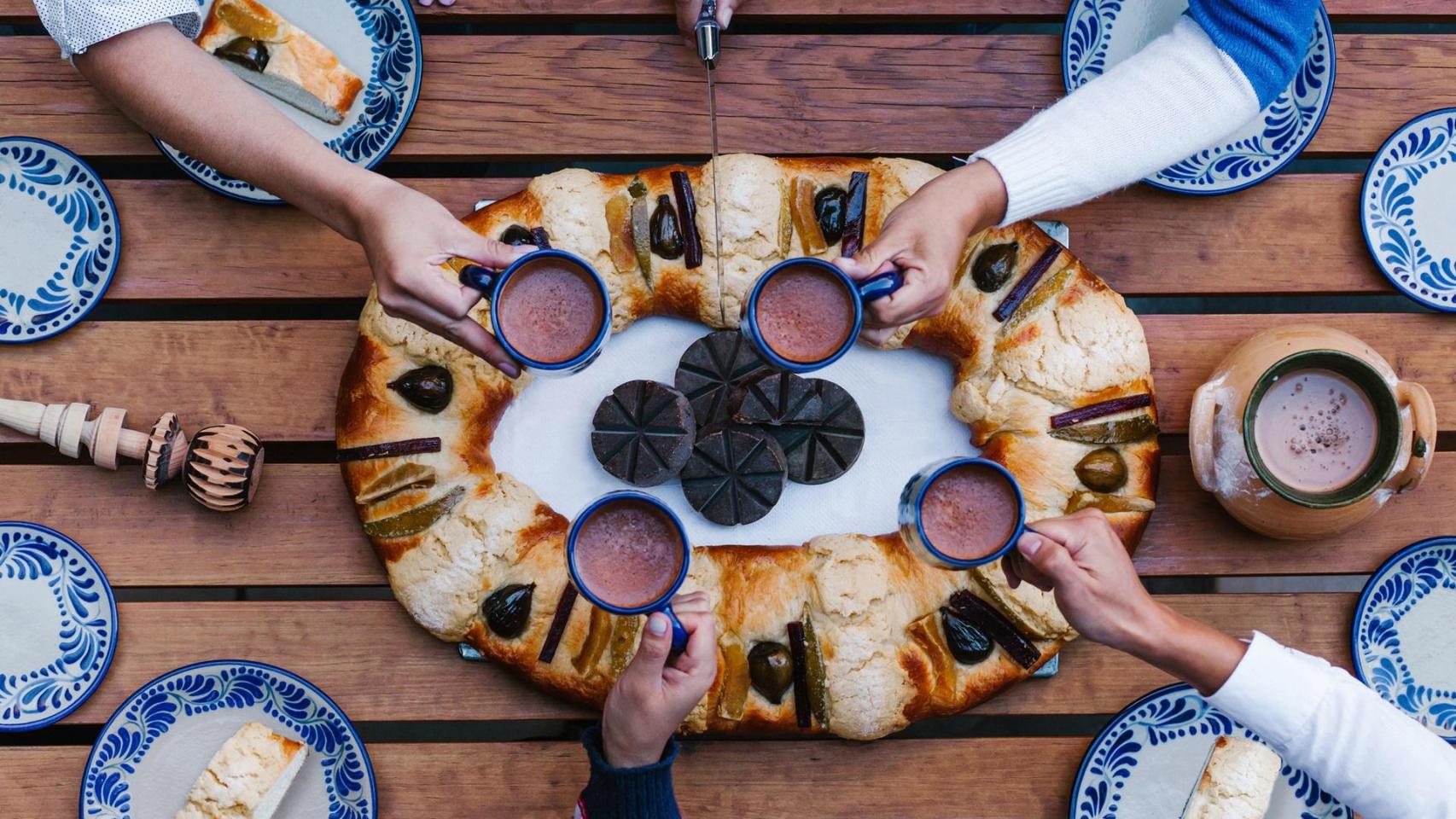 Imagen de archivo de un grupo de personas comiendo un roscón de Reyes.