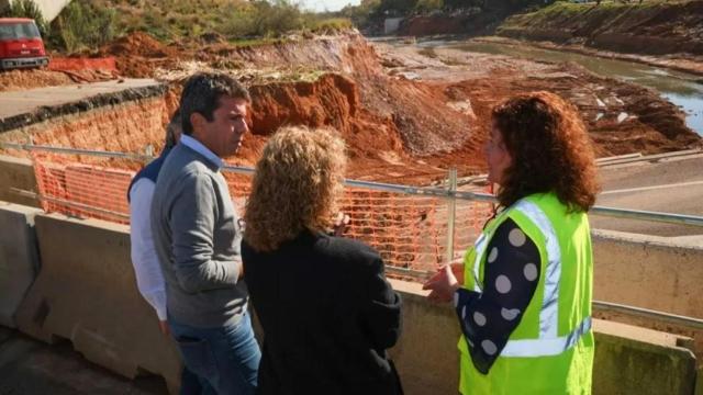 Carlos Mazón, durante la visita a unas obras de la Generalitat para restaurar la carretera CV-33. EE