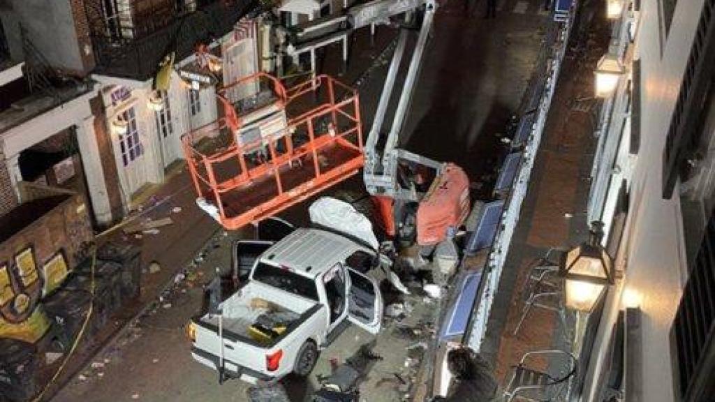 La camioneta del atacante en Nueva Orleans, tras chocar contra una plataforma elevadora.