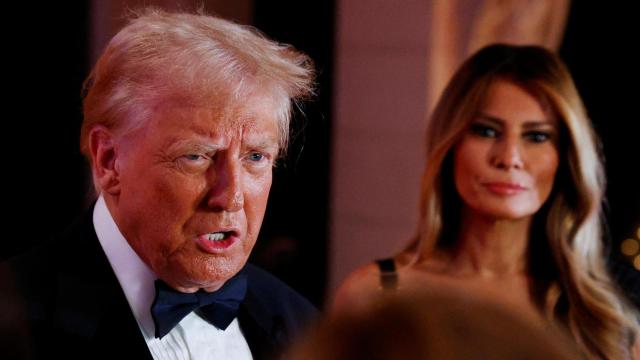 Donald Trump, junto a su mujer Melania, durante la fiesta de Año Nuevo en su residencia de Mar-a-Lago.