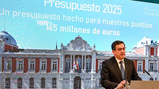 Miguel Ángel Valverde, presidente de la Diputación de Ciudad Real durante la presentación de los presupuestos de 2025.