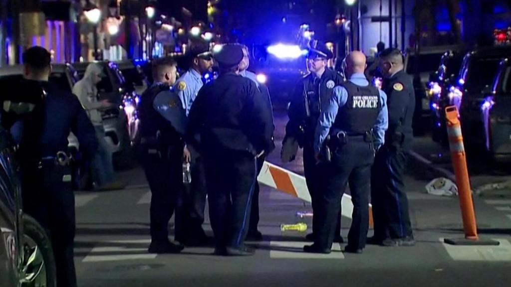 Varios policías en la calle Bourbon de Nueva Orleans, Estados Unidos, después de que un hombre atropellara y matara a 15 personas este miércoles.