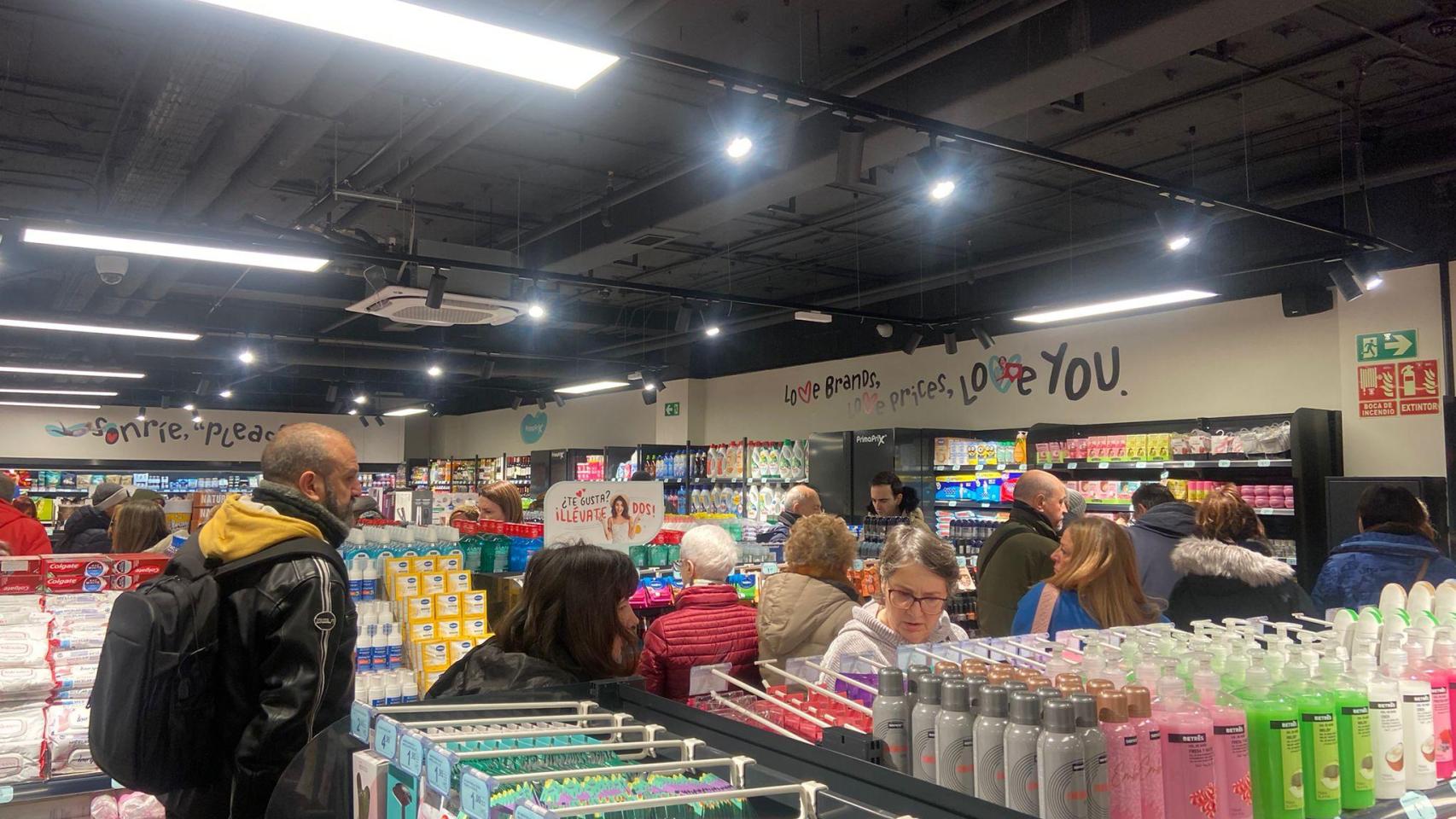 Éxito y largas filas en la nueva apertura de Primaprix en Zaragoza: 