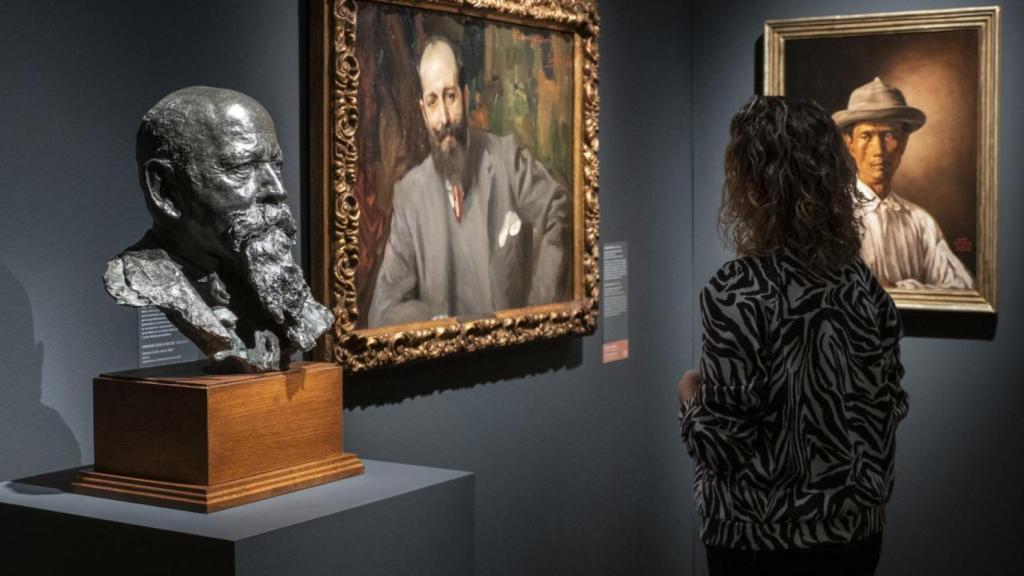 Visitante en la exposición XIX. El siglo del retrato. Colecciones del Museo del Prado. De la Ilustración a la modernidad. Foto: Fundación la Caixa