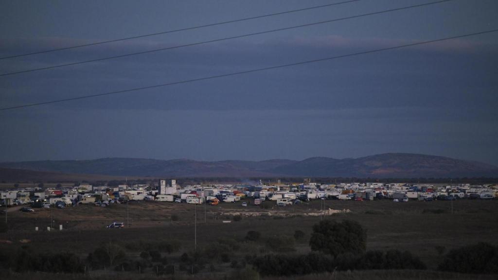 Más de 1.500 vehículos, en su mayoría caravanas y autocaravanas, permanecen aparcadas en el entorno del aeropuerto de Ciudad Real.