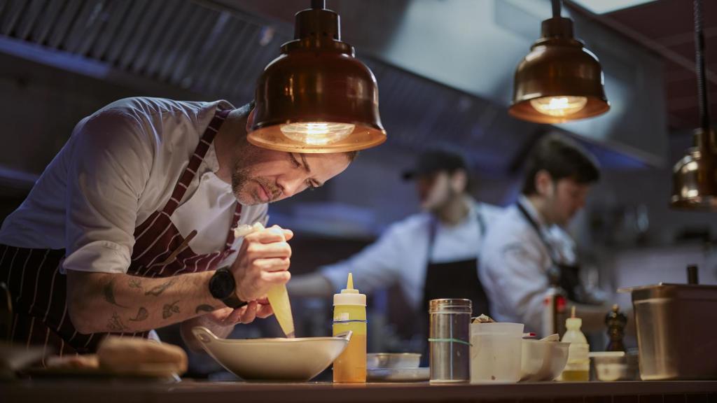 El chef Gianni Pinto en la cocina de Noi