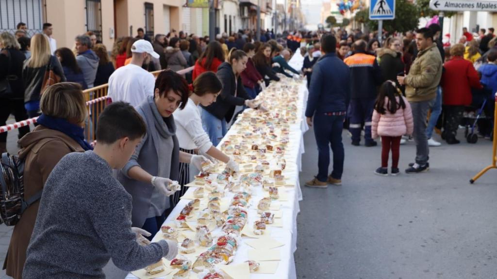 Los vecinos se reúnen en torno al roscón.