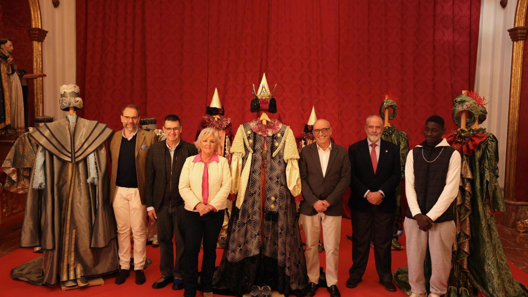 Los Reyes Magos de Málaga 2025 con sus trajes.