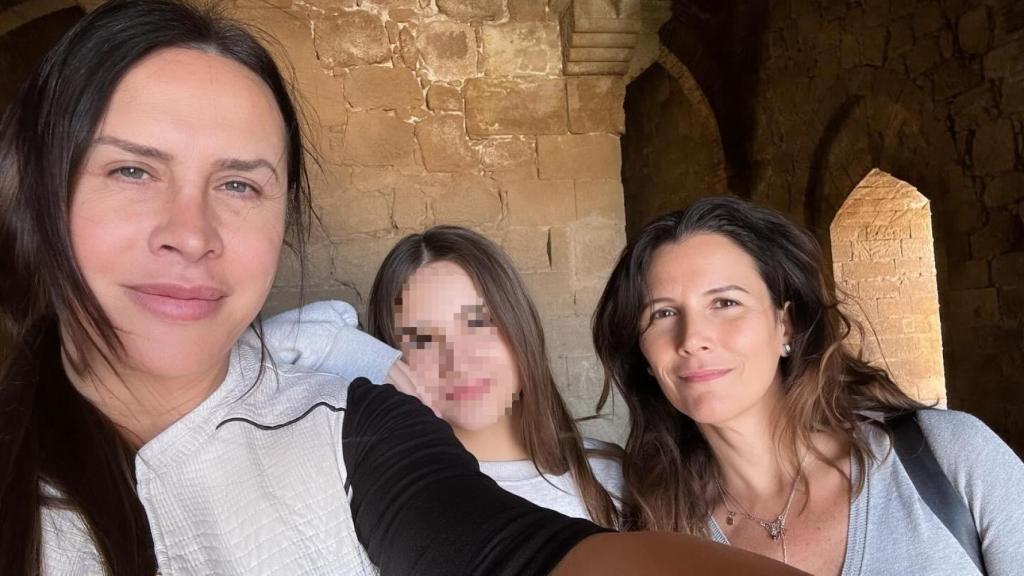 Karla junto a su hija, Victoria Elena, y su mujer.