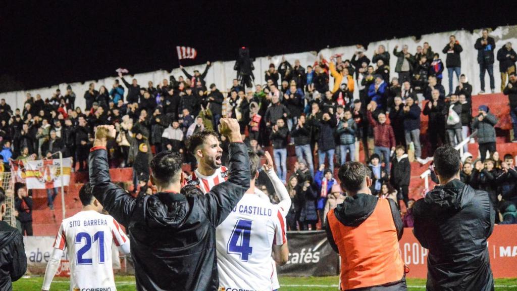 El Barbastro celebra con su afición.