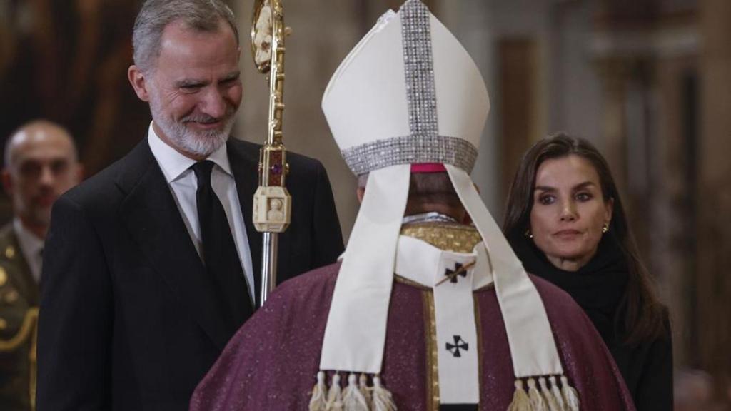 Felipe y Letizia, junto al arzobispo de Valencia, en el funeral en honora a las víctimas de la DANA. Efe