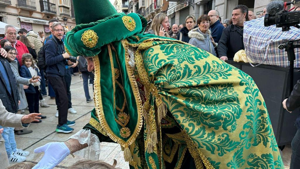 El Heraldo saludando a niños en Málaga.