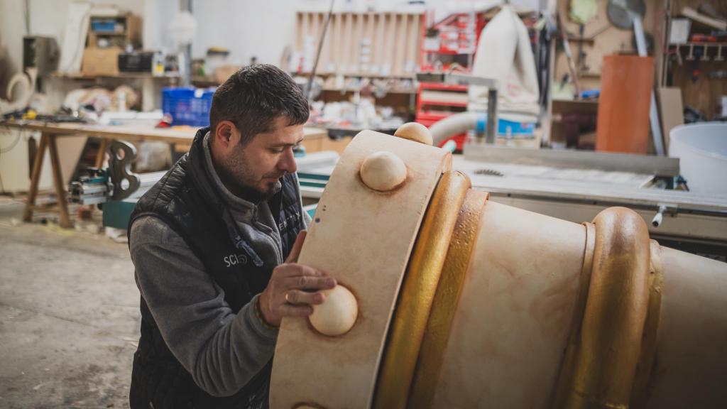 Uno de los empleados de Scnik trabajando en el decorado de la cabalgata de Reyes de este año.