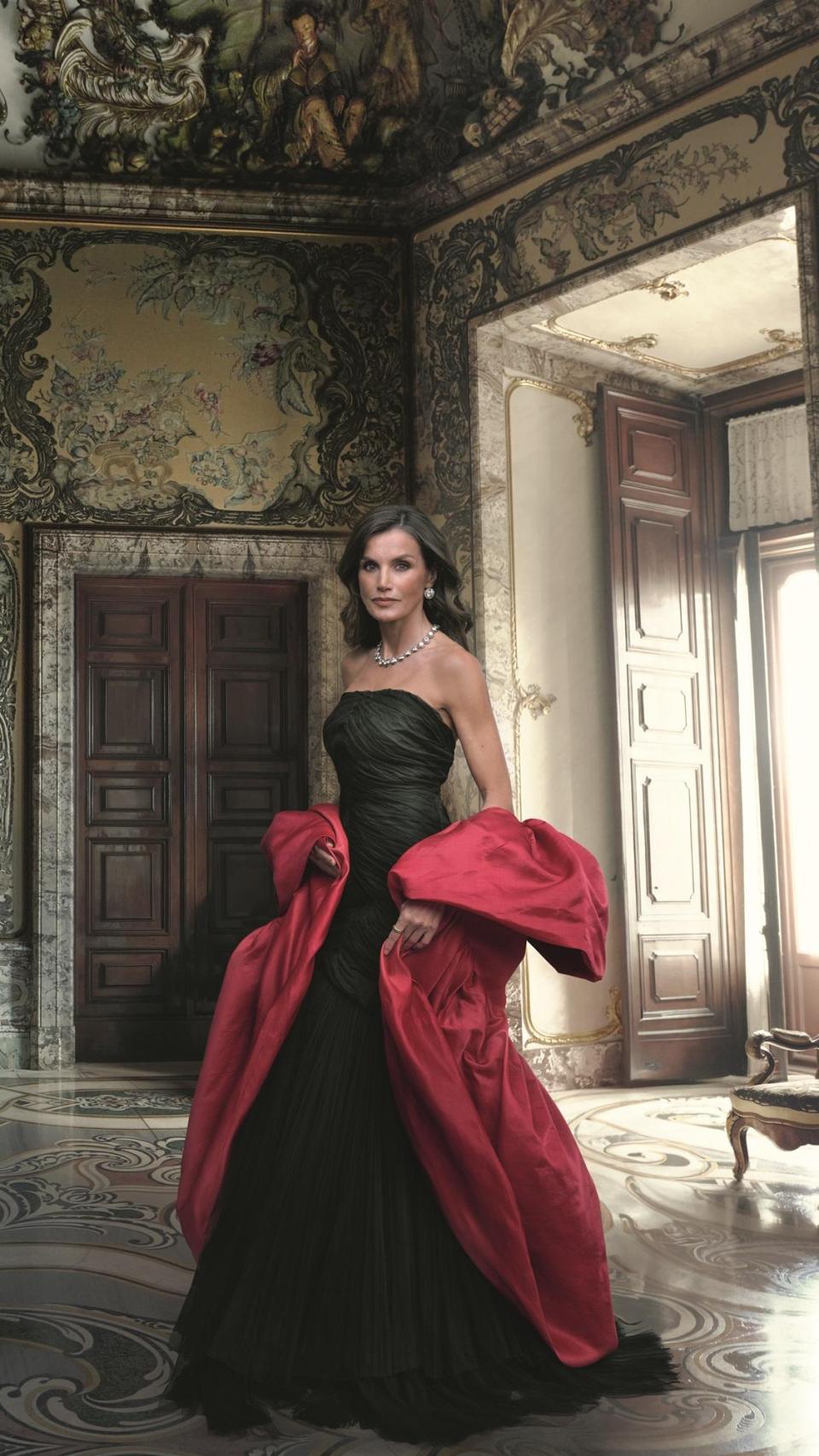 La reina Letizia, retratada por Annie Leibovitz, con dos piezas de alta costura de Cristóbal Balenciaga.