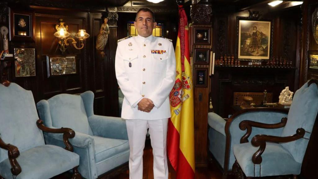 Luis Carreras-Presas,  en la Cámara del Comandante del buque escuela Juan Sebastián de Elcano.